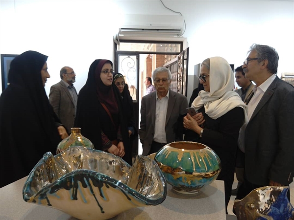 بازدید سرکار خانم یاری بخت نماینده ی مد آرت در ایران از آثار اساتید و دانشجویان رشته صنایع دستی و فرش در محل نگارخانه هنر واقع در مجتمع فن بازار 
