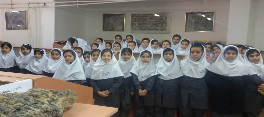 بازدید دانش آموزان دبستان دخترانه دانش دانشگاه از موزه زمین شناسی