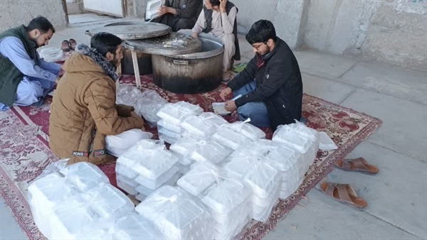 طبخ و توزیع غذا در بین ایتام ونیارمندان خاش