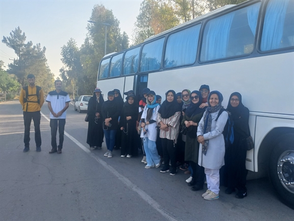 صعود دانشجویان دختر دانشگاه ازکوه های اطراف زاهدان