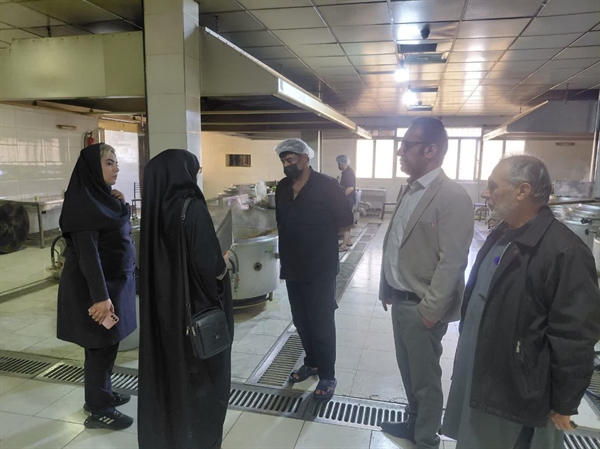 بازدید کارشناس  تغذیه  معاونت  بهداشتی دانشگاه علوم پزشکی از سلف سرویس مرکزی