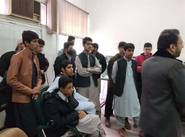 بازدید دانش آموزان هنرستان نمونه دولتی حضرت علی اکبر از آزمایشگاه های دانشکده مهندسی برق و کامپیوتر