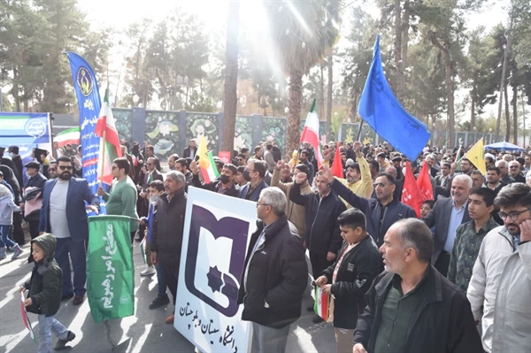 حضور باشکوه اساتید، کارمندان و دانشجویان و همچنین دانش‌آموزان مجتمع آموزشی دانشگاه سیستان و بلوچستان در راهپیمایی ۲۲ بهمن