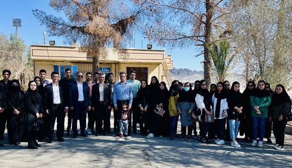 بازدید دانشجویان گروه فیزیک از مرکز هواشناسی استان