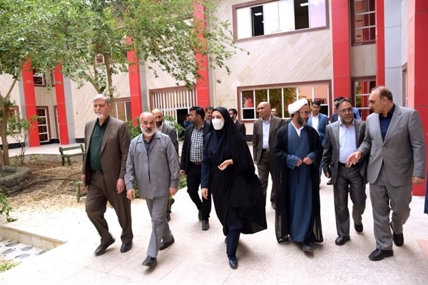 بازدید استاندار از دانشکده مدیریت و اقتصاد و کلاس درس دانشجویان