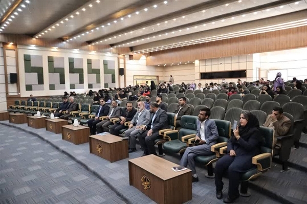 در راستای آشنایی با محیط های کسب و کار جمعی از دانشجویان از مجموعه پارک و علم و فناوری بازدید کردند