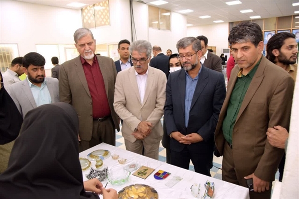بازدید رئیس دانشگاه از نمایشگاه دستاوردهای دانشجویان دانشکده هنر و معماری 