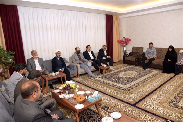 دیدار ریاست دانشگاه با خانواده معظم شهدا و تکریم فرزندان شهیدان