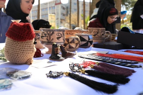 بازارچه دوشنبه‌های هنر با رویکرد کارآفرینی هرهفته در دانشگاه سیستان‌وبلوچستان 