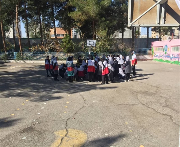 مانور زلزله در مدرسه دخترانه دبستان دانشگاه برگزار شد.