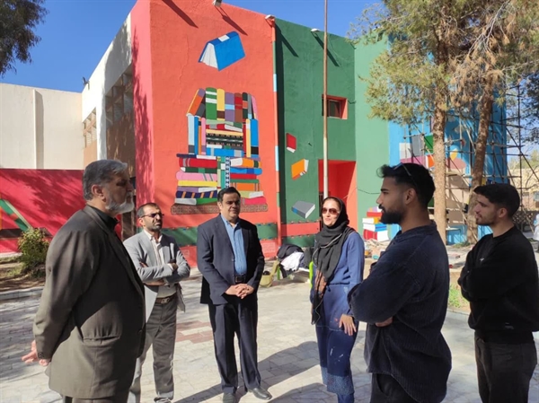 بازدید ریاست د انشگاه از روند نقاشی دیواری دانشکده مهندسی
