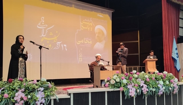 نماینده ولی فقیه در استان در نشست پرسش و پاسخ با دانشجویان 