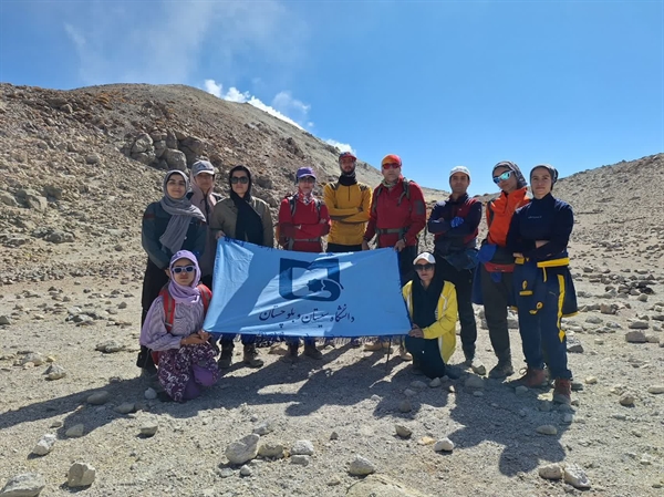 صعود موفقیت‌آمیز تیم کوهنوردی دانشگاه سیستان و بلوچستان به قله تفتان 