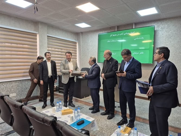 تقدیر بانک ملی ایران از عضو هیأت علمی دانشگاه سیستان و بلوچستان به‌عنوان استاد برتر دوره‌های آموزشی مدیران