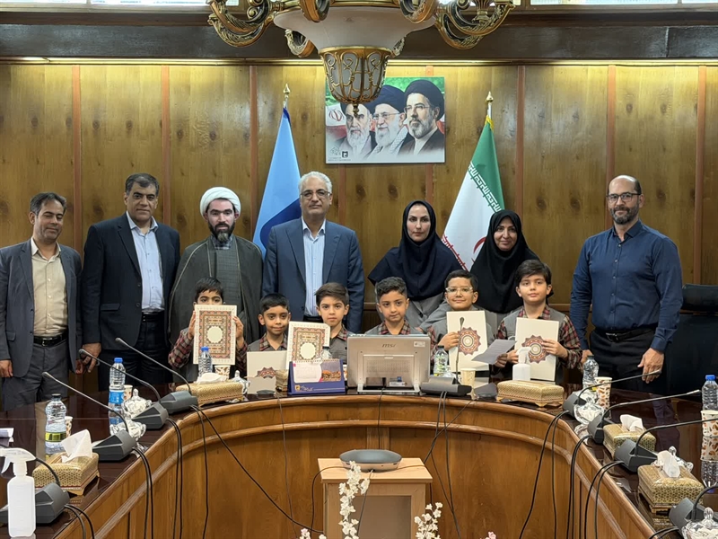 دل‌نوشته‌های دانش‌آموزان دبستان پسرانه دوره اول دانش دانشگاه در گرامیداشت شهدای میناب به ریاست دانشگاه سیستان و بلوچستان تقدیم شد