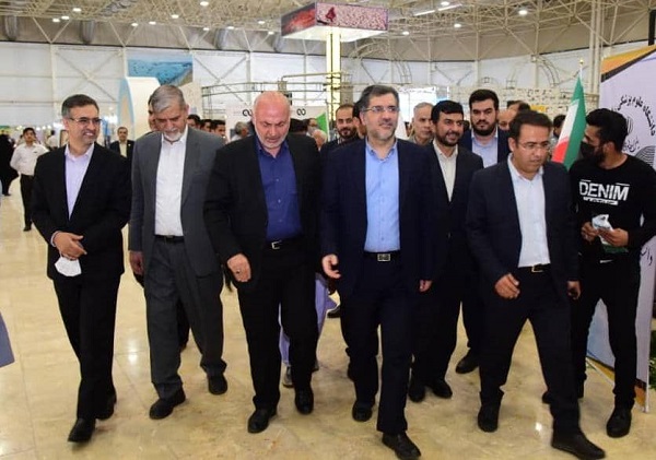 حضور دکتر خیاطیان، ریاست مرکز بررسی‌های استراتژیک ریاست جمهوری در غرفه دانشگاه