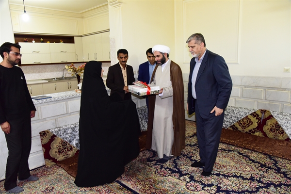 به مناسبت سالروز آزاد سازی خرمشهر دکتر رضائی رئیس دانشگاه به دیدار خانواده شهداء رفت