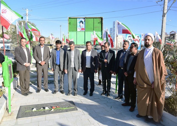 مراسم غبارروبی و عطرافشانی مزار شهدا، هم زمان با دهه فجر انقلاب اسلامی برگزار شد 