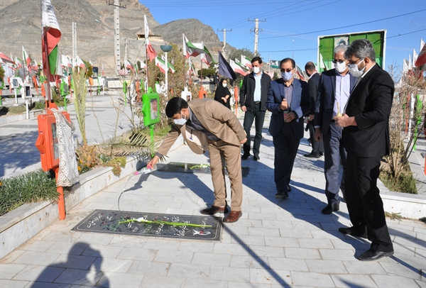 آئین عطرافشانی و گلباران مزار شهدا