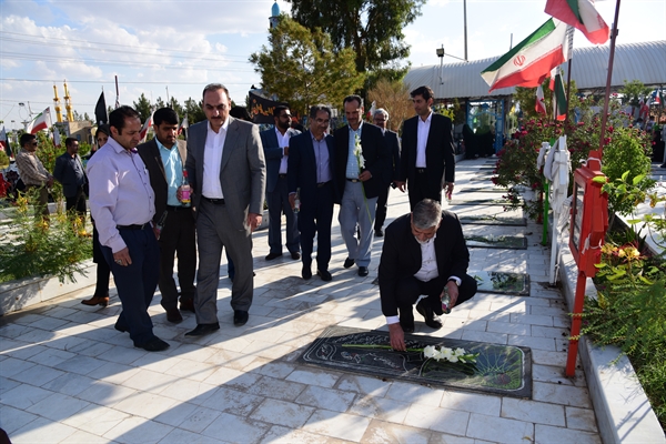 با حضور دکتر رضائی رئیس دانشگاه ، مزار شهدای زاهدان عطرافشانی شد