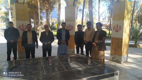 غبار روبی گلزار شهدا و دیدار دانشگاهیان دانشکده صنعت و معدن خاش با خانواده شهید اسماعیل شهنوازی