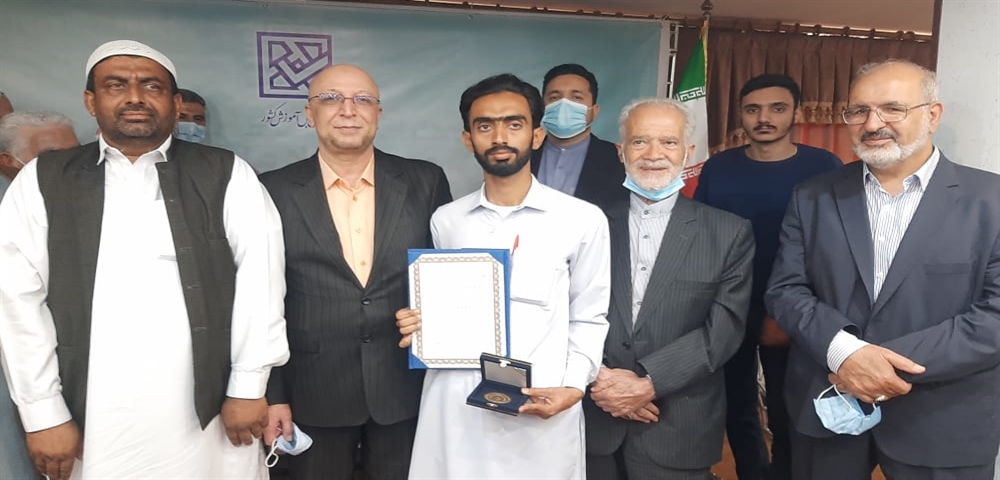 اهدای مدال برنز توسط وزیر علوم به آقای محمد حنیف ختار برگزیده المپیاد 1400 از دانشگاه سیستان و بلوچستان