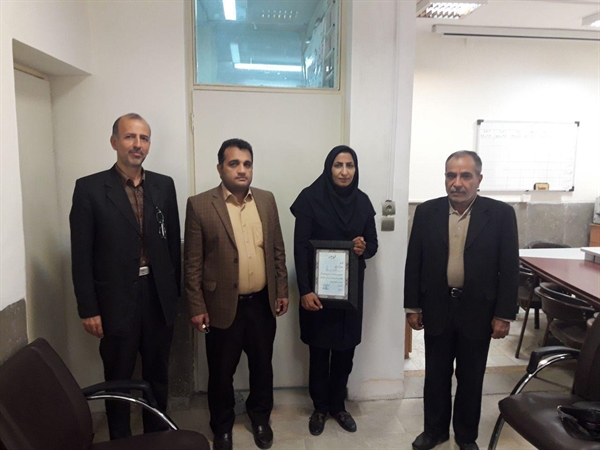لوح تقدیر به خانم دکتر راغی مدیر محترم اجرایی نشریه پژوهش در علوم زیستی 